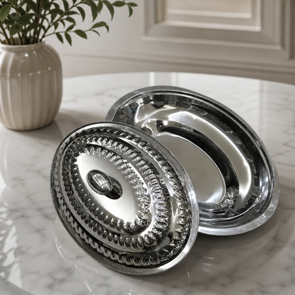 Covered stainless steel serving tray, 55 cm, in silver