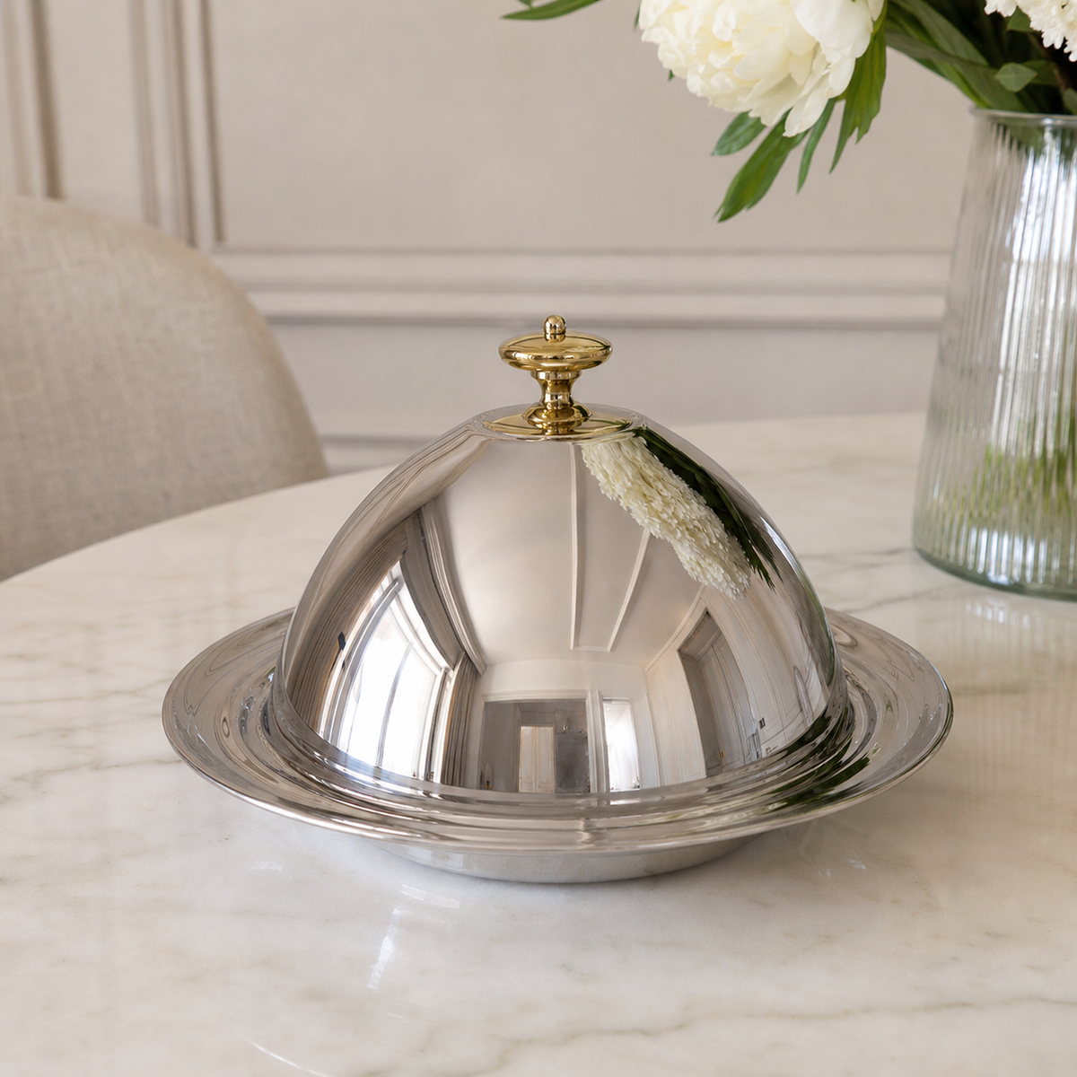 Silver stainless steel round tray with cover and gold-tone knob, 47 to 57 cm